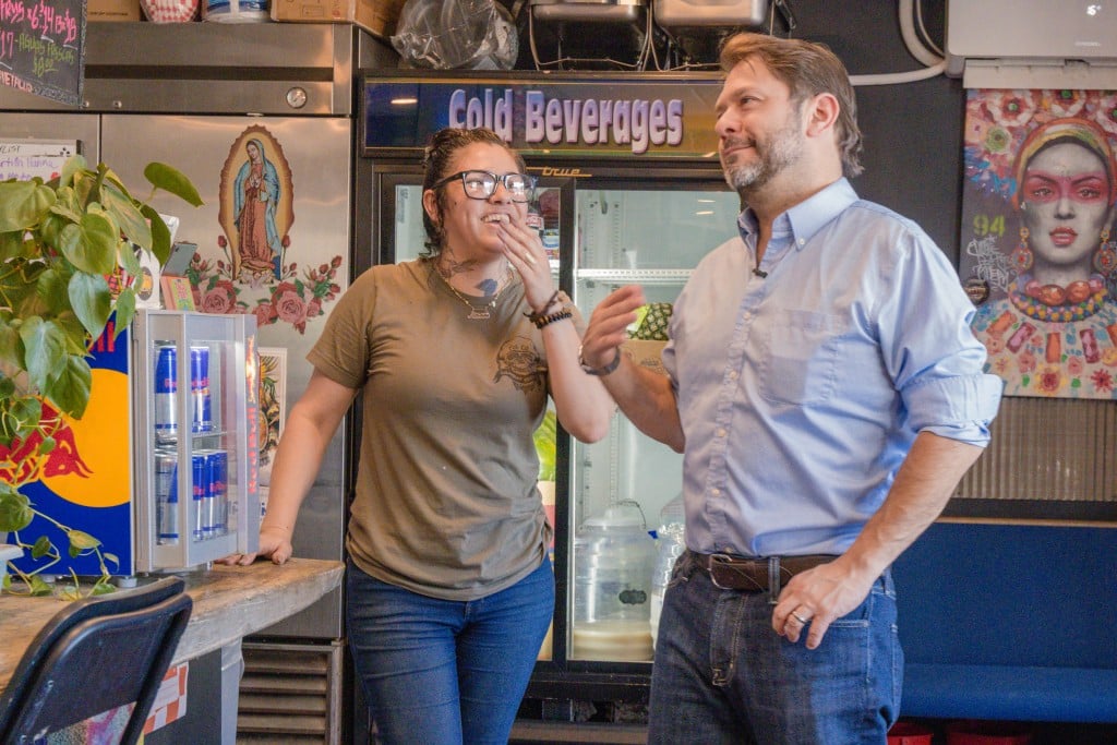 El senador Rubén Gallego celebró el Mes de la Herencia Hispana en Que Suave Barber Shop en Phoenix, destacando el aporte de la comunidad latina al estado.