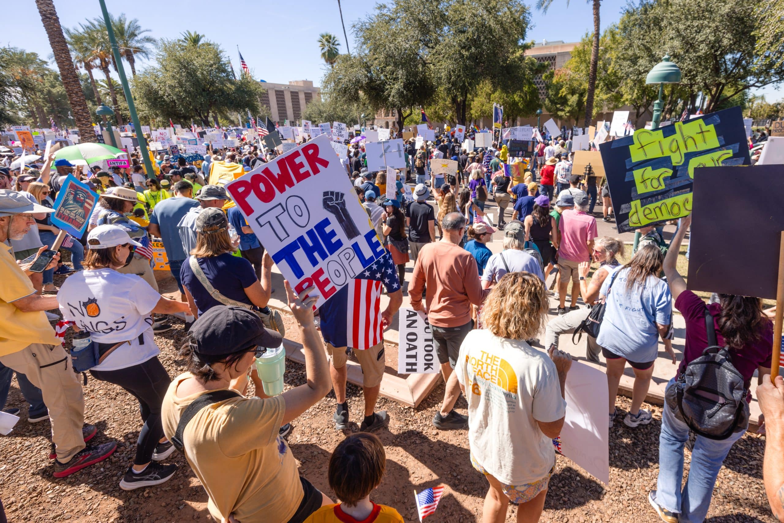 Frente al Capitolio de Arizona, manifestantes se reunieron durante la protesta “No Kings” en Phoenix, mostrando su rechazo al autoritarismo y su apoyo a la democracia. Foto: Daniel Robles / Conecta Arizona