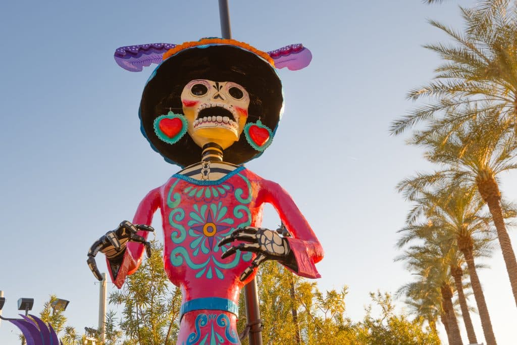 Escultura de cartón tradicional mexicana en el Festival del Día de Muertos en Mesa, Arizona.