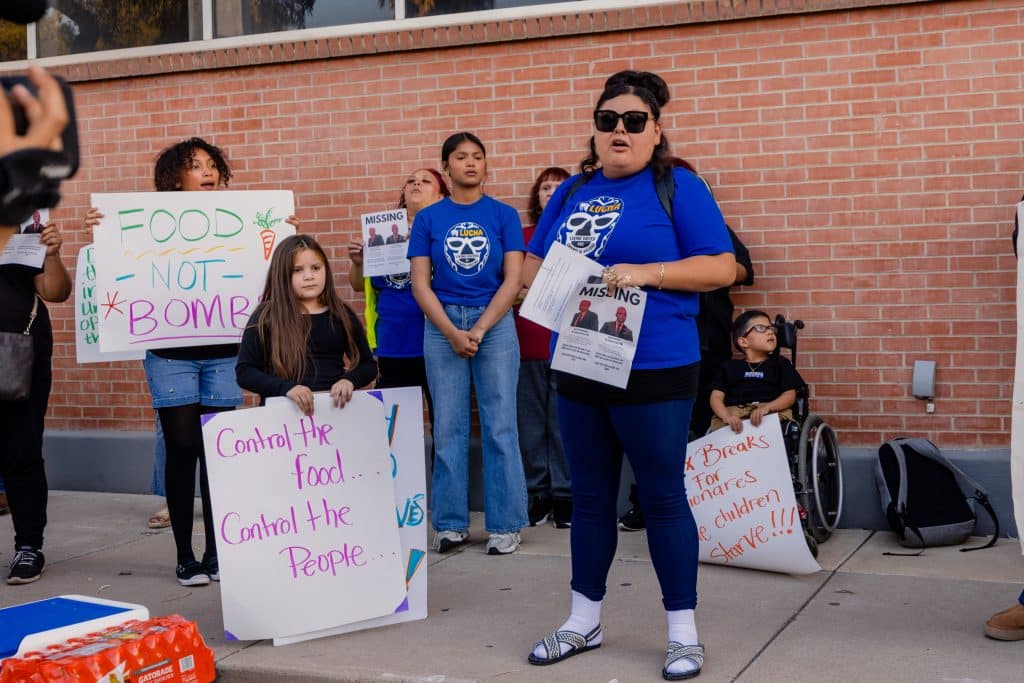 Gina Méndez, de LUCHA, exige acción ante la crisis alimentaria durante la protesta en Phoenix.
Foto: Daniel Robles