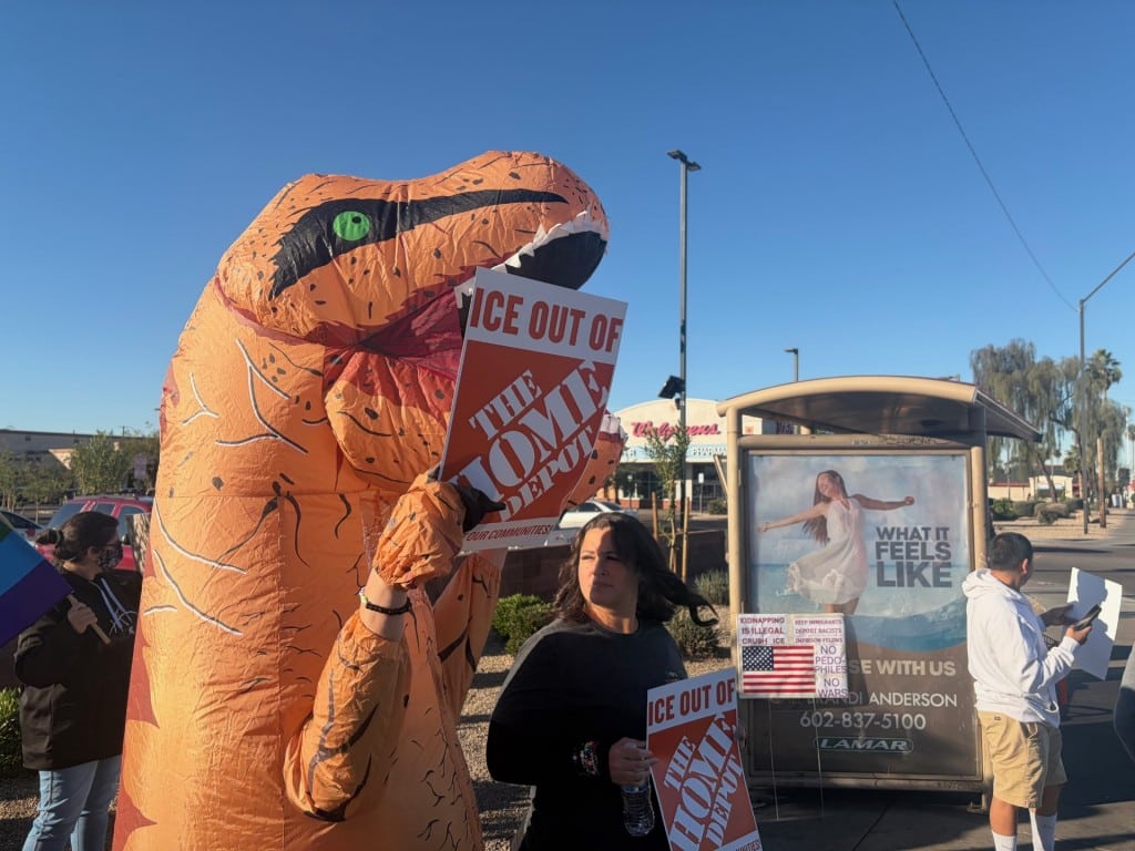 Aspectos de la manifestación de la mañana del viernes 17 de enero en las afueras de Home Depot en Thomas Rd. y Calle 36. Foto Carlos Torres/Conecta Arizona.