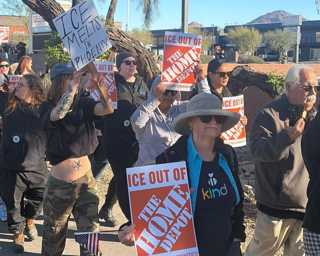 Protesta contra ICE en Phoenix Phoenix, tuvo la presencia de decenas de personas. Foto Carlos Torres/Conecta Arizona