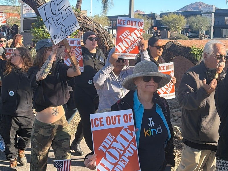 Protesta contra ICE en Phoenix Phoenix, tuvo la presencia de decenas de personas. Foto Carlos Torres/Conecta Arizona