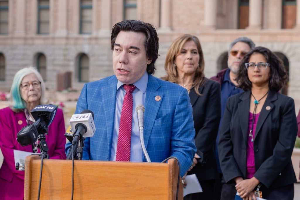 Democratas defienden Kris Mayes