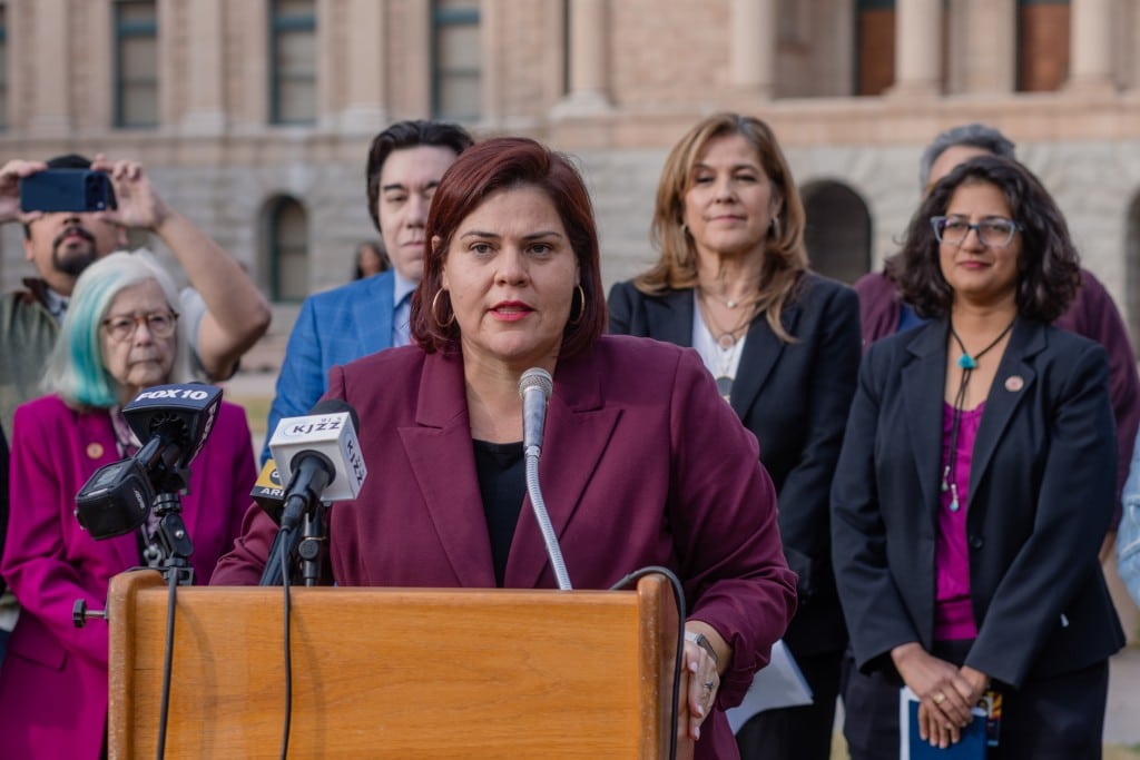 Senadores respaldan a Kris Mayes