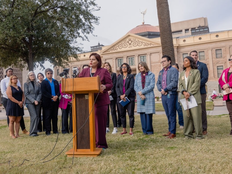 Senadores defienden a Fiscal Mayes