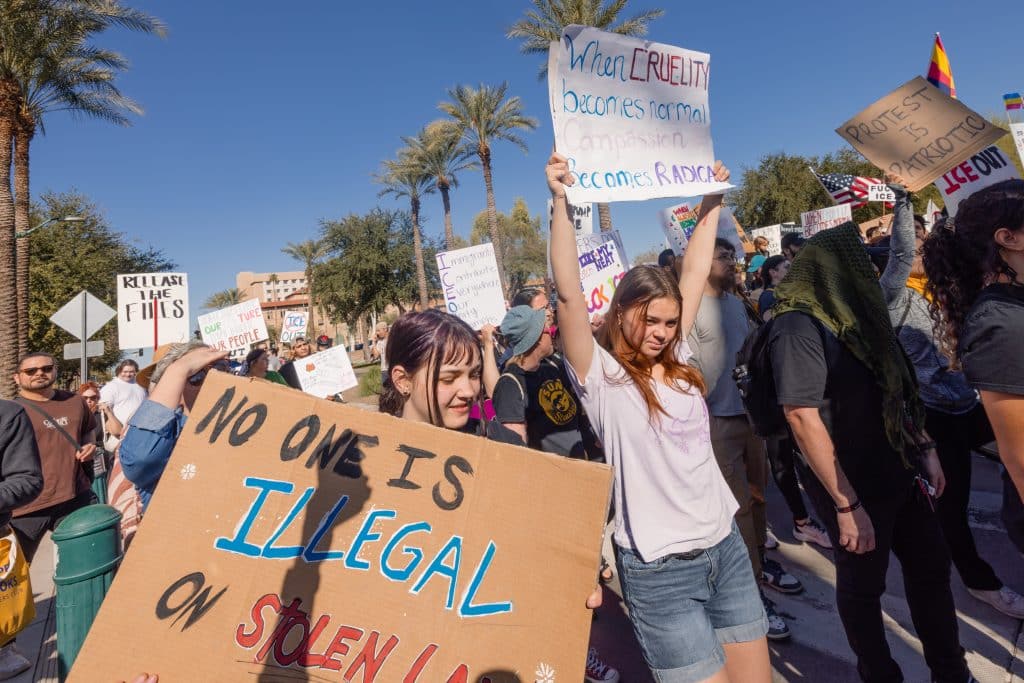 Jóvenes participan en la protesta frente al Capitolio de Arizona en Phoenix, durante una movilización pacífica contra las acciones de ICE y en solidaridad con las comunidades migrantes.