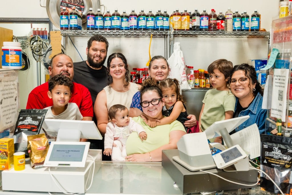 Familia Rivera detras del mostrador de RS Produce