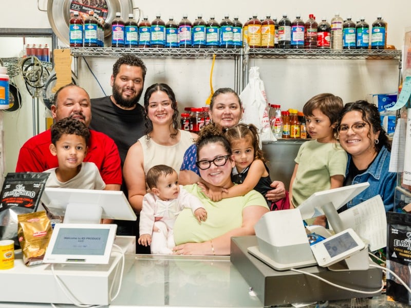 Familia Rivera detras del mostrador de RS Produce