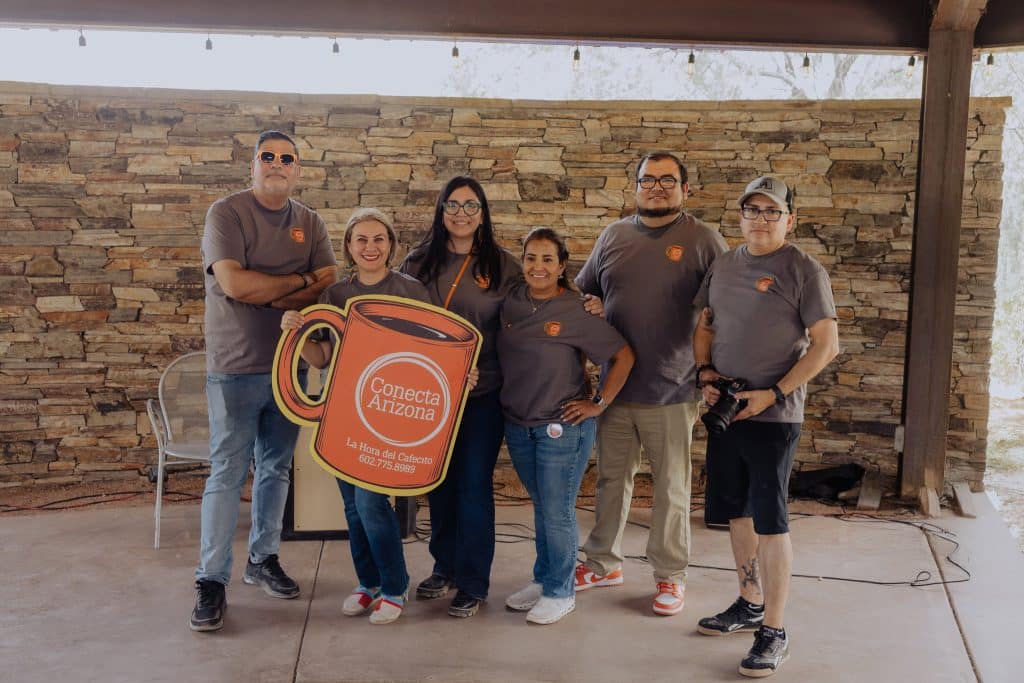 Parte del equipo de Conecta Arizona durante la celebración de su 6.º aniversario.