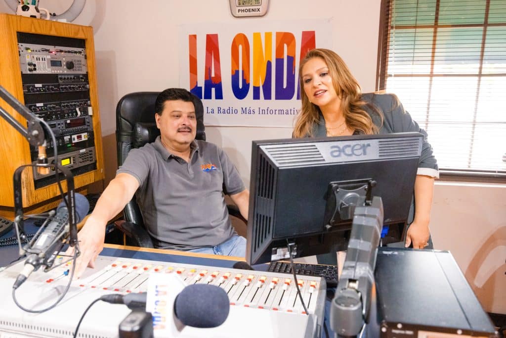 Gonzalo Moreno, director técnico de La Onda 1190 AM y 99.5 FM, junto a Laura Madrid en la cabina de la estación, un espacio desde donde la radio en español sigue informando, acompañando y creando comunidad latina en Arizona