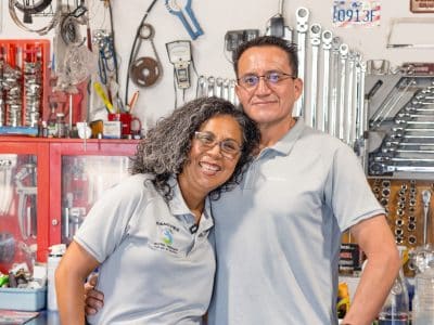 Uriel Sánchez y su esposa y socia, Patricia Aguilar, han convertido la constancia, la honestidad y el trabajo en equipo en los motores de Sánchez Auto Repair, su taller mecánico en Glendale. Foto: Daniel Robles / Conecta Arizona.