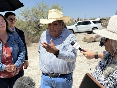 La congresista Adelita Grijalva junto a líderes de la Nación Tohono O'Odham.
