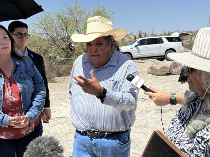 La congresista Adelita Grijalva junto a líderes de la Nación Tohono O'Odham.