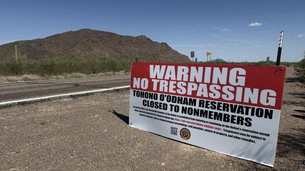 A lo largo de la carretera, la Nación Tohono O’odham mantiene señales que advierten sobre los límites de sus tierras y prohíben el ingreso sin autorización a las áreas de la reservación.