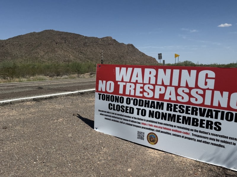 A lo largo de la carretera, la Nación Tohono O’odham mantiene señales que advierten sobre los límites de sus tierras y prohíben el ingreso sin autorización a las áreas de la reservación.